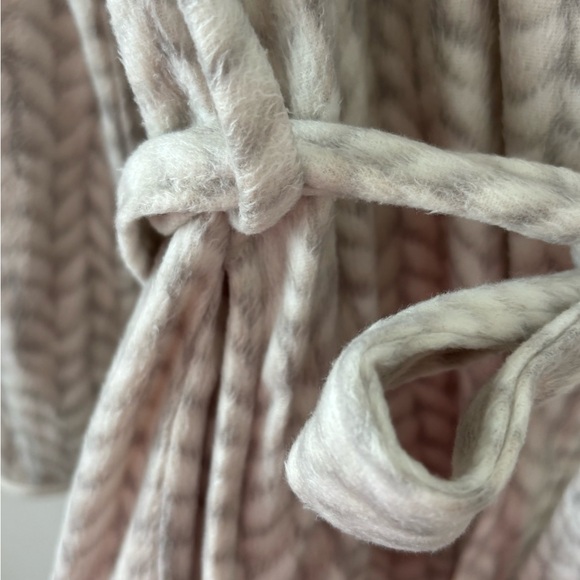 Miyu Fleece Robe - Picture 5 of 7